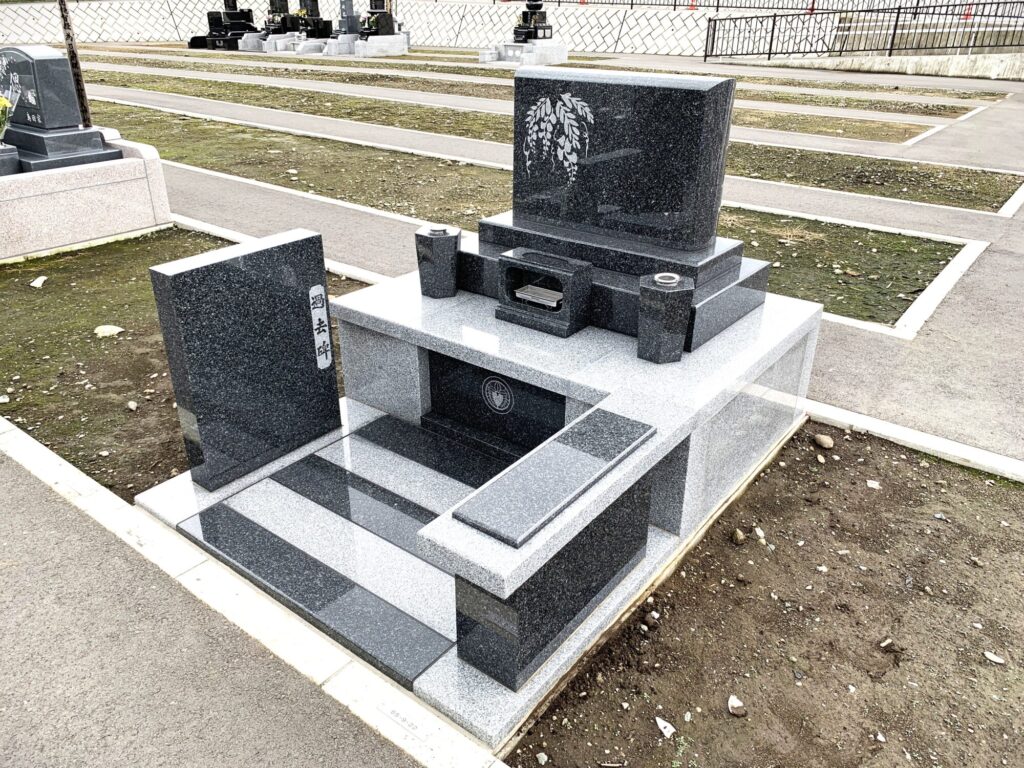 コンパクトな区画に設置された、シンプルかつ重厚感のある墓石の施工例