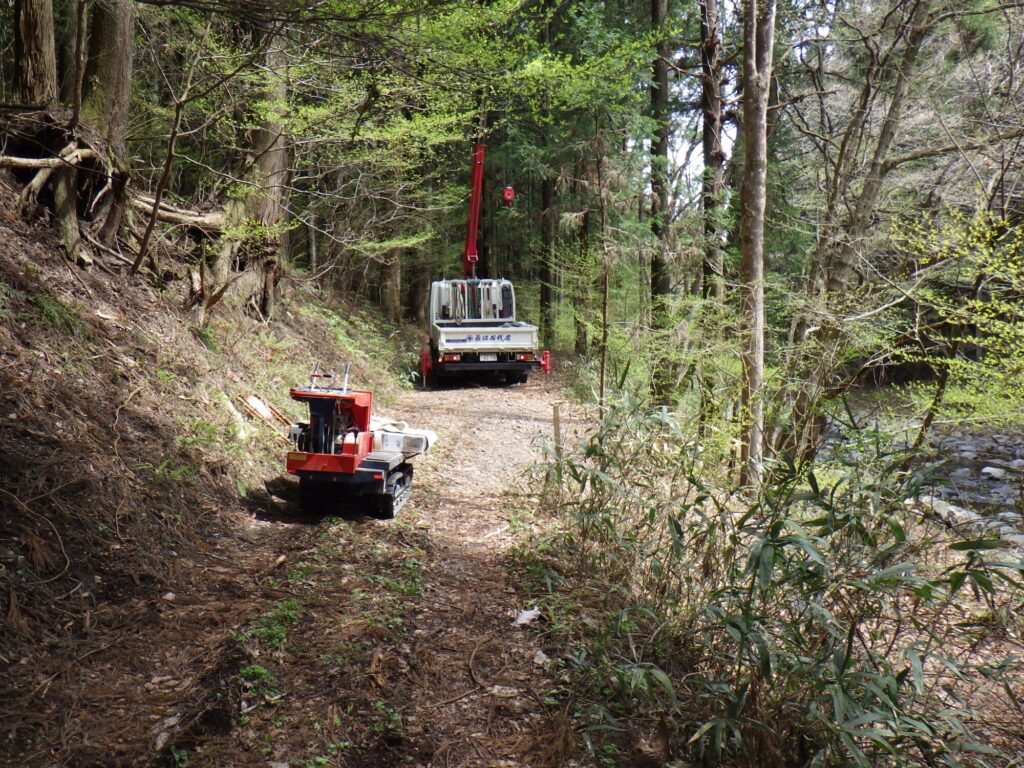 山道はクローラー運搬車を使って搬送します