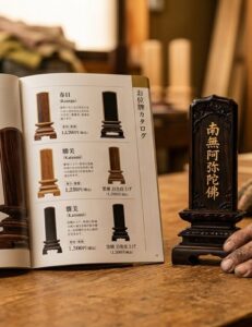 お位牌のカタログを広げてご説明している様子